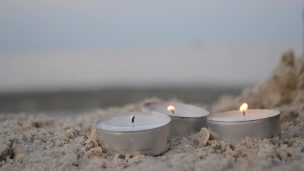 Три Маленькі Свічки Піску Піщаному Пляжі Морського Узбережжя Тлі Морських — стокове відео