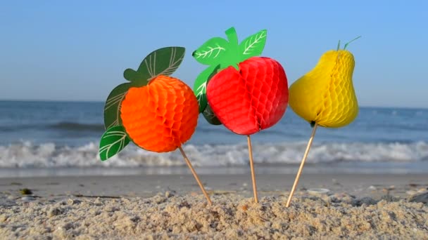 Multi Colored Paper Fruit Figures Wooden Stick Cocktails Sand Sandy — Stockvideo