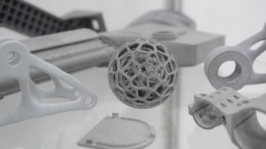 3D yazıcıdan diğer modellere 3 boyutlu yazıcı kapsama alanına giren kişi. Teknoloji MJF. 3D yazıcıya üç boyutlu gri renkli nesne basıldı. Modern yenilik teknolojisi