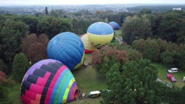 Bila Tserkva, Ukrayna, 3 Ağustos 2021: Balon Festivali. Büyük balon aerostatı şişiriyorum. Birçok balon yerde yatar ve ormandaki açıklıkta şişer. Eğlence, dinlenme, seyahat..