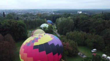 Bila Tserkva, Ukrayna, 3 Ağustos 2021: Balon Festivali. Büyük balon aerostatı şişiriyorum. Birçok balon yerde yatar ve ormandaki açıklıkta şişer. Eğlence, dinlenme, seyahat..