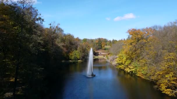 Fontána Duhou Uprostřed Jezera Mezi Stromy Žlutými Listy Parku Slunečného — Stock video