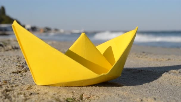 Gelbes Papierboot Sandstrand Der Küste Vor Dem Hintergrund Der Natur — Stockvideo