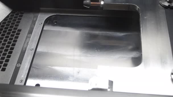 金属粉末在3D打印机工作表面的对齐 用于金属加工前的工作 用3D打印机打印物体用灰质金属粉末 内置3D打印机 — 图库视频影像