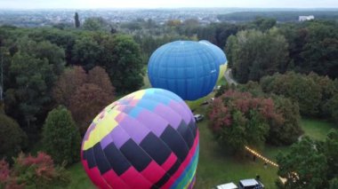 Balon Festivali. Şişiriyor ve büyük balon aerostatını kaldırıyor. Ormandaki çayırlarda birkaç balon şişip büyür. Eğlence, dinlenme, seyahat.