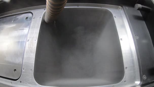 Наливание Металлического Порошка Рабочую Поверхность Принтера Металла Поток Металла Внутри — стоковое видео