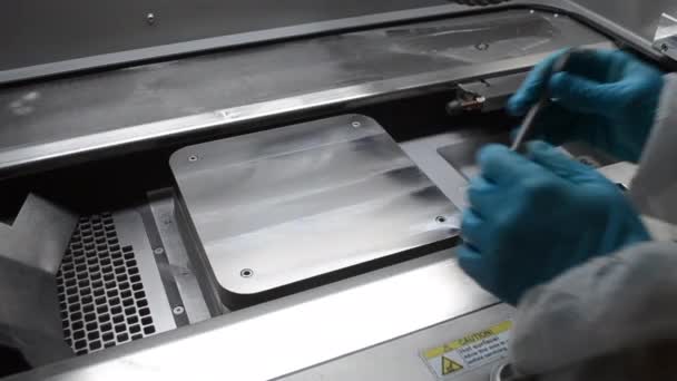 Работник Лаборатории Белом Защитном Костюме Перчатках Устанавливает Металлическую Платформу Рабочую — стоковое видео