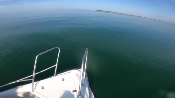 在阳光明媚的夏日 摩托艇在平静的海面上快速漂流 从船头望去 蓝海蓝天夏日观光风景 海的背景度假旅游 — 图库视频影像