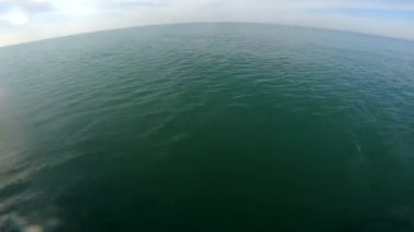 Hızlı hareket eden bir tekneden deniz manzarası. Deniz manzarası, deniz manzarası. Deniz, gökyüzü, ufuk çizgisi. Doğal arka plan. Deniz arkaplanı. Seyahat tatili turizm dinlenme tatili kavramı. Ulaşım