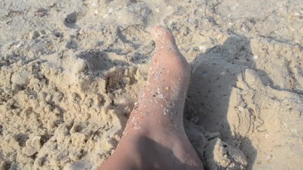 Ноги Кавказца Покрыты Пляжным Песком Крупным Планом Солнечный Летний День — стоковое видео