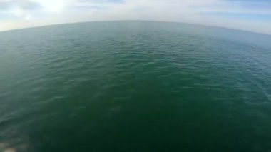 Hızlı hareket eden bir tekneden deniz manzarası. Deniz manzarası, deniz manzarası. Seyahat tatili turizm dinlenme tatili kavramı. Ulaşım. Deniz, gökyüzü, ufuk çizgisi. Doğal arka plan. Deniz arkaplanı.