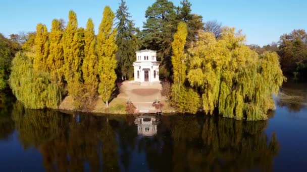 Gyönyörű Fehér Építészeti Pavilon Parkban Szigeten Tavon Sima Tükörvíz Fák — Stock videók