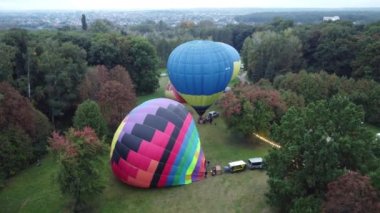 Balon Festivali. Şişiriyor ve büyük balon aerostatını kaldırıyor. Ormandaki çayırlarda birkaç balon şişip büyür. Eğlence, dinlenme, seyahat.