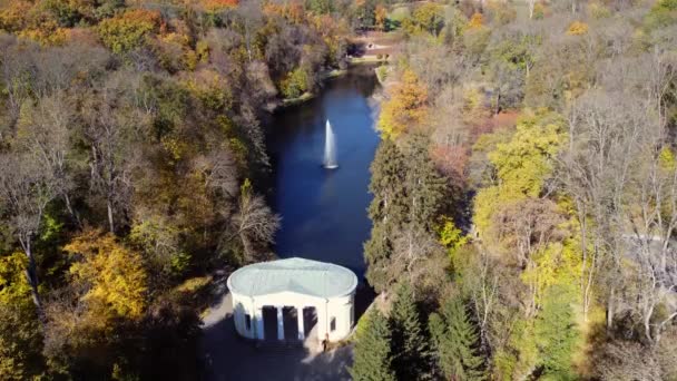 Beautiful Landscaped Park Lake Fountain Trees White Architecture Sunny Autumn — Vídeo de Stock
