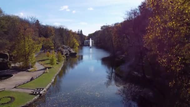 Gyönyörű Parkosított Park Szökőkút Fák Nagy Kövek Sok Ember Sétál — Stock videók