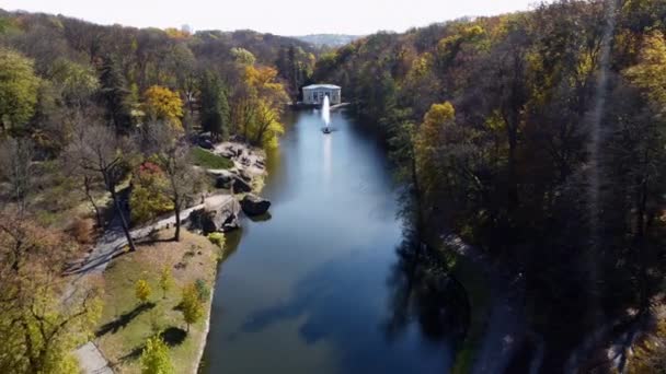 Gyönyörű Parkosított Park Szökőkút Fák Nagy Kövek Emberek Sétáló Fehér — Stock videók