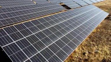 Güneş enerjisi santrali. Güneşli bir günde güneş enerjisi istasyonunun modülleri üzerinde uçmak. Alternatif yeşil elektrik gücü. Yeni modern teknoloji. Yenilenebilir elektrik enerjisi. Fotovoltaik modüller fotobattery