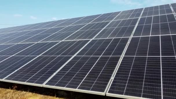 太陽光発電所 晴れた日に太陽光発電所のモジュール上を飛行します 代替グリーン電力 新しい近代技術 再生可能エネルギー 太陽電池モジュールのフォトバッテリー — ストック動画