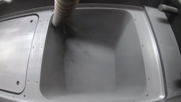 Наливание Металлического Порошка Рабочую Поверхность Принтера Металла Поток Металла Внутри — стоковое видео