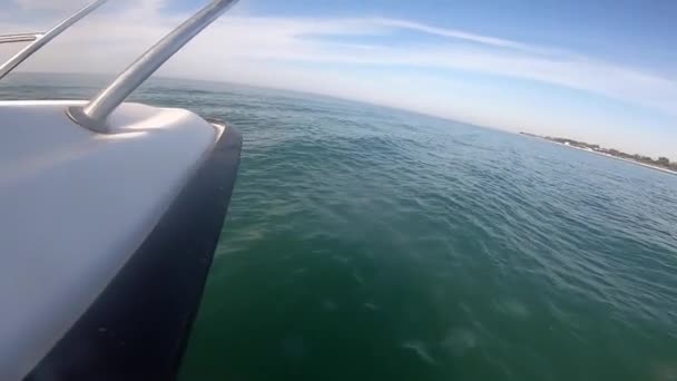 Motorový Člun Rychle Plovoucí Hladkém Mořském Povrchu Vody Břehu Slunečného — Stock video