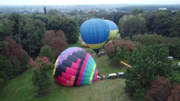 Balon Festivali Büyük Balon Aerostatı Şişiriyorum Birkaç Hava Balonu Yerde — Stok video