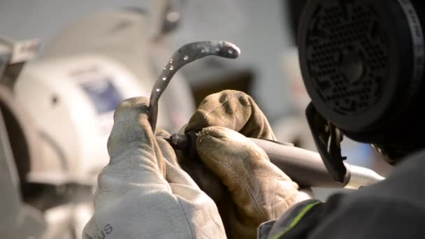 Metal Milling Person Milling Metal Model Hand Close Working Man — Vídeo de Stock