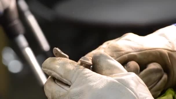 Metal Milling Person Milling Metal Model Hand Close Working Man — 图库视频影像