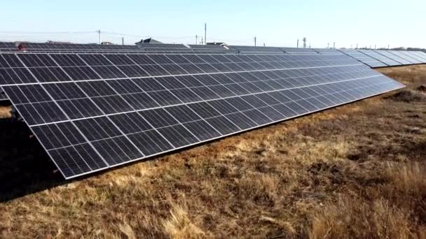 太陽光発電所 晴れた日に太陽光発電所のモジュール上を飛行します 再生可能エネルギー 代替グリーン電力 太陽電池モジュールのフォトバッテリ 新近代技術 — ストック動画