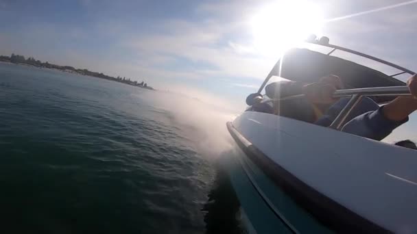 Люди Моторной Лодке Быстро Плавают Прыгают Морским Волнам Солнечный Летний — стоковое видео