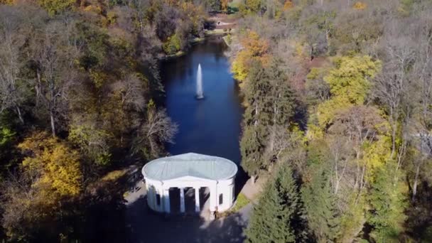 Beautiful Landscaped Park Lake Fountain Trees White Architecture Sunny Autumn — стоковое видео