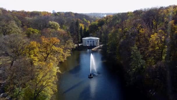 Beautiful Landscaped Park Lake Fountain Trees Large Stones People Walking — Stockvideo