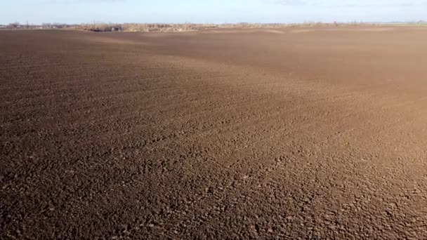 Landschap Van Omgeploegd Land Een Landbouwveld Een Zonnige Herfstdag Vliegend — Stockvideo