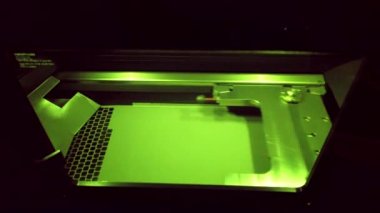 Metal için 3D yazıcı çalışıyor. 3D yazıcı lazer altında metal tozu kullanarak metal tozundan bir nesne çıkarıyor. Eriyen metal tozu. Seçici lazer eritme teknolojisi. SLM.