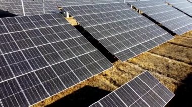 Güneş enerjisi santrali. Güneşli bir günde güneş enerjisi istasyonunun modülleri üzerinde uçmak. Yenilenebilir elektrik enerjisi. Fotovoltaik modüller fotobattery 'ler. Yeni modern teknoloji. Alternatif yeşil elektrik gücü