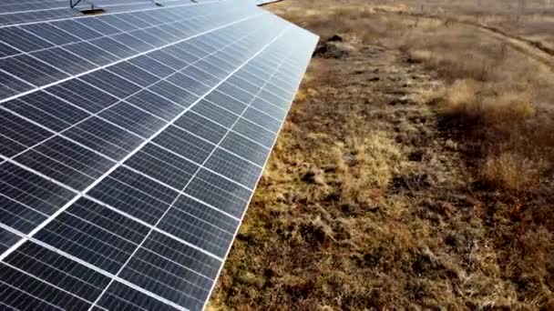 太陽光発電所 晴れた日に太陽光発電所のモジュール上を飛行します 再生可能エネルギー 太陽電池モジュールの光電池 新しい近代技術 代替グリーン電力 — ストック動画