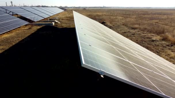 太阳能发电厂 晴天飞越太阳电站的组件 可再生能源 光电组件光电池 新的现代技术 替代绿色电力 — 图库视频影像