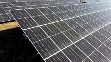 Güneş enerjisi santrali. Güneşli bir günde güneş enerjisi istasyonunun modülleri üzerinde uçmak. Yenilenebilir elektrik enerjisi. Fotovoltaik modüller fotobattery 'ler. Yeni modern teknoloji. Alternatif yeşil elektrik gücü