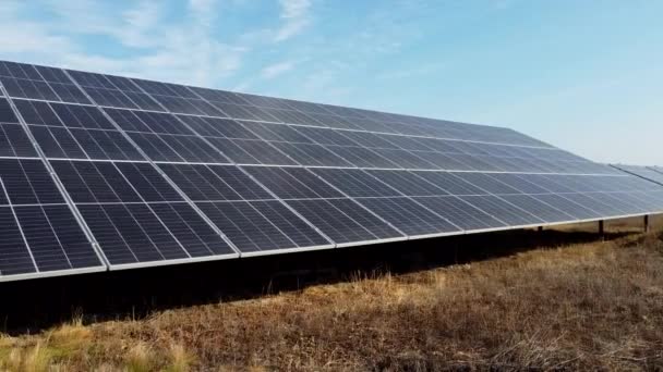 Solarkraftwerk Flug Über Module Des Solarkraftwerks Sonnigen Tag Alternative Ökostromversorgung — Stockvideo