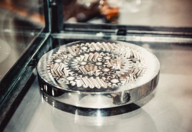 Metal 3D yazıcıya yakın plan basılmış. Nesne lazer sindirim makinesine basılmış. Metal tozundan modern 3D yazıcı baskısı. Kavramsal katkı maddesi DMLS, SLM, SLS