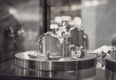 Metal 3D yazıcıya yakın plan basılmış. Nesne lazer sindirim makinesine basılmış. Metal tozundan modern 3D yazıcı baskısı. Kavramsal katkı maddesi DMLS, SLM, SLS