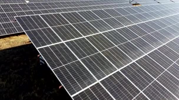 太阳能发电厂 晴天飞越太阳电站的组件 可再生能源 光电组件光电池 新的现代技术 替代绿色电力 — 图库视频影像