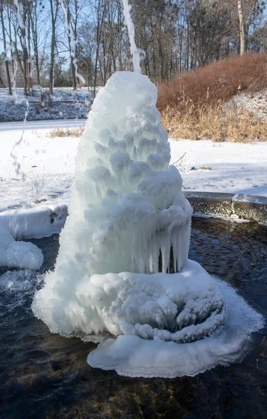 Холодный Фонтан Парке Зимний Солнечный День Фонтан Замерзшей Водой Реактивный — стоковое фото