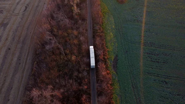 Grote Witte Vrachtwagen Rijden Onverharde Weg Tussen Landbouwvelden Platteland Bovenaanzicht — Stockfoto