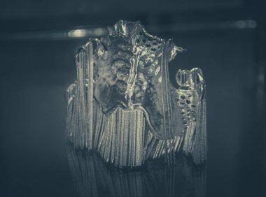 Metal 3D yazıcıya yakın plan basılmış. Nesne lazer sindirim makinesine basılmış. Metal tozundan modern 3D yazıcı baskısı. Kavramsal katkı maddesi DMLS, SLM, SLS
