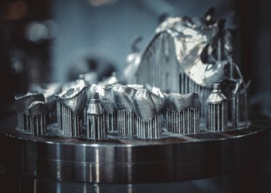 Metal 3D yazıcıya yakın plan basılmış. Nesne lazer sindirim makinesine basılmış. Metal tozundan modern 3D yazıcı. Kavramsal katkı maddesi DMLS, SLM, SLS 3D yazdırma teknolojisi