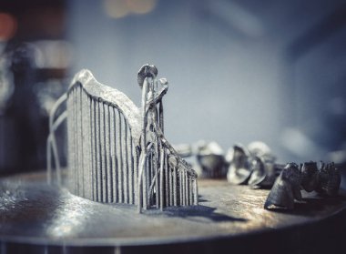 Metal 3D yazıcıya yakın plan basılmış. Nesne lazer sindirim makinesine basılmış. Metal tozundan modern 3D yazıcı baskısı. Kavramsal katkı maddesi DMLS, SLM, SLS