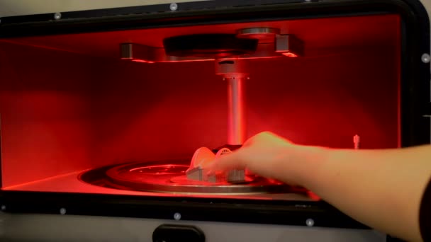 3D打印机的工作室中 采用3D打印机打印金属粉末的妇女轮转模型 在金属3D打印机上创建的对象 选择性激光熔融技术 新的现代技术 — 图库视频影像
