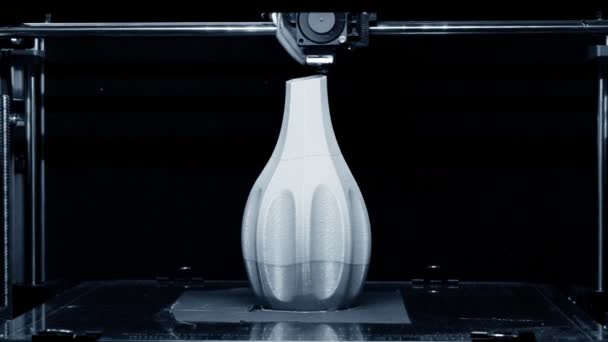 3Dプリンター 作業3Dプリンタを閉じます 青プラスチック製の3Dプリンタ印刷花瓶オブジェクト プリンタで3次元モデルを印刷します 印刷による制作 コンセプト印刷技術 — ストック動画
