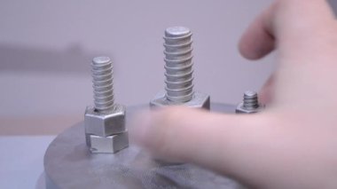 3 boyutlu yazıcıya lazer sinterle metal tozundan bir nesne basılmış. Metal yazıcıda yaratılan metal parçasında kadın parmağı büküyor. Seçici lazer eritme teknolojisi. Yeni modern teknolojiler