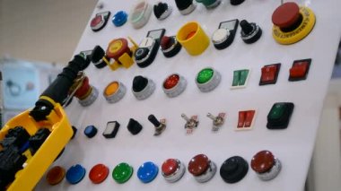 Kontrol panelindeki farklı düğmelere basan kadın